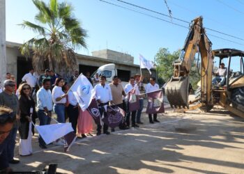 Dan banderazo de inicio a la obra de construcción de red hidráulica en la colonia Valle del Cabo parte alta en Cabo San Lucas