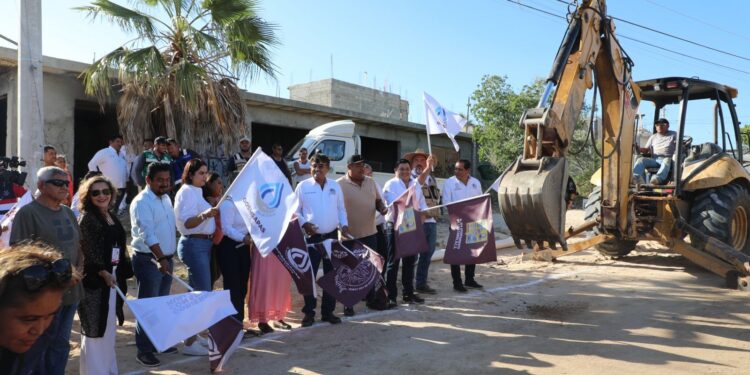 Dan banderazo de inicio a la obra de construcción de red hidráulica en la colonia Valle del Cabo parte alta en Cabo San Lucas