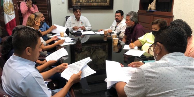 Firman maestros y alcalde de Los Cabos petición de asignación de plazas