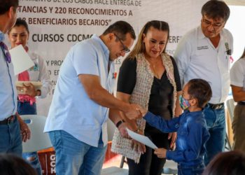 El XIV Ayuntamiento otorga 328 constancias y reconocimientos a beneficiarios del Centro de Desarrollo Comunitario en CSL; anuncian apertura de nuevos centros
