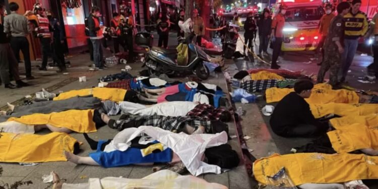 Halloween en Seúl: las dramáticas imágenes que deja la estampida que provocó más de 150 muertos en Corea del Sur