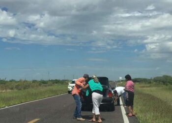 Servicio Social: #LaPazBCS #AuxilioenCarretera si al transitar en carretera observas alguna situación que represente riesgo avisa o ayuda si la condición lo permite, como sucedió este día en el tramo carretero La Paz – Cd Constitución a la altura del Km 177