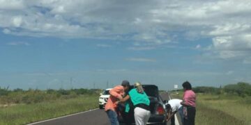 Servicio Social: #LaPazBCS #AuxilioenCarretera si al transitar en carretera observas alguna situación que represente riesgo avisa o ayuda si la condición lo permite, como sucedió este día en el tramo carretero La Paz – Cd Constitución a la altura del Km 177