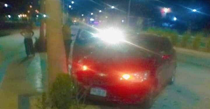 Joven mujer choca contra palmera en el malecón.