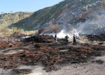 Esta mañana se registró un conato de incendio en el tiradero clandestino de llantas ubicado en lateral los planes atrás de la recicladora eco verde.