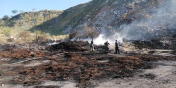 Esta mañana se registró un conato de incendio en el tiradero clandestino de llantas ubicado en lateral los planes atrás de la recicladora eco verde.