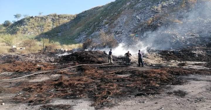 Esta mañana se registró un conato de incendio en el tiradero clandestino de llantas ubicado en lateral los planes atrás de la recicladora eco verde.