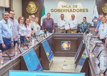 RECIBE GOBERNADOR VCC PLIEGO PETITORIO DE SINDICATO DE BURÓCRATAS
