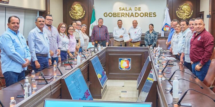 RECIBE GOBERNADOR VCC PLIEGO PETITORIO DE SINDICATO DE BURÓCRATAS