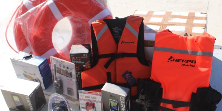 ENTREGAN APOYOS A PESCADORES Y ACUACULTORES DE MULEGÉ