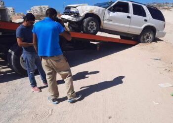Entérate Está mañana un vehículo cayó al canal pluvial del fraccionamiento Chulavista en Cabo San Lucas.