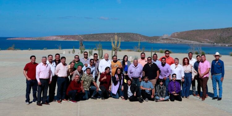 Gobernador Víctor Castro celebra a músicos de Baja California Sur
