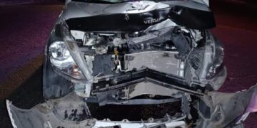Así quedó un Versa tras impactarse contra un motociclista