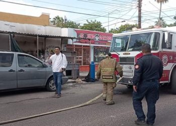 Reportan explosión de tanque de gas en un restaurante de birria en la zona centro de La Paz.