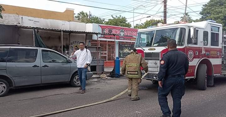 Reportan explosión de tanque de gas en un restaurante de birria en la zona centro de La Paz.
