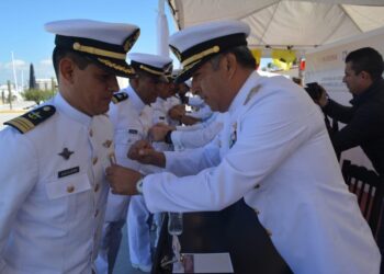 120 ELEMENTOS DE LA CUARTA REGIÓN NAVAL ASCENDIERON AL GRADO INMEDIATO SUPERIOREN LA PAZ, B.C.S.