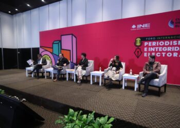 periodistas que el concepto de democracia se deteriora cuando los regímenes autoritarios se lo apropian