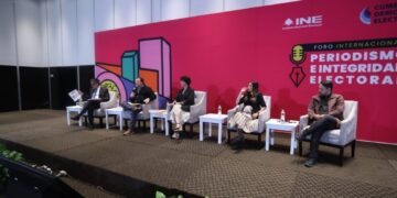 periodistas que el concepto de democracia se deteriora cuando los regímenes autoritarios se lo apropian