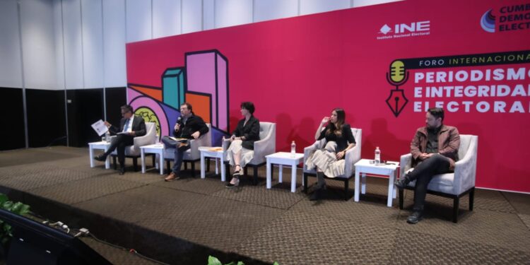 periodistas que el concepto de democracia se deteriora cuando los regímenes autoritarios se lo apropian