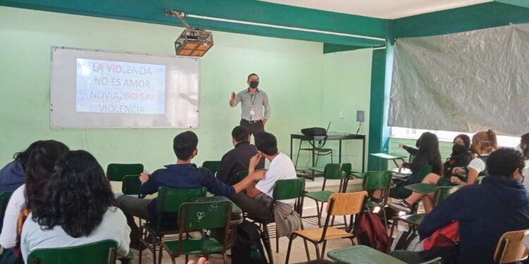 RECIBEN ESTUDIANTES DE PREPARATORIA PLÁTICAS SOBRE VIOLENCIA DE GÉNEROEN EL NOVIAZGO