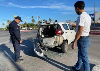 Conductor de transporte público se distrae e impacta un vehículo por atrás; una pasajera fue valorada por Cruz Roja