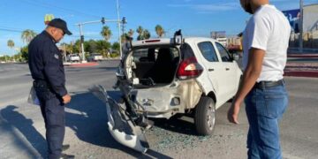 Conductor de transporte público se distrae e impacta un vehículo por atrás; una pasajera fue valorada por Cruz Roja