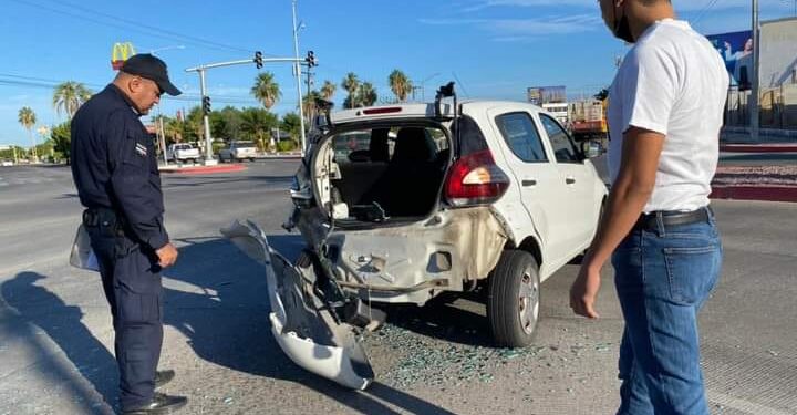 Conductor de transporte público se distrae e impacta un vehículo por atrás; una pasajera fue valorada por Cruz Roja