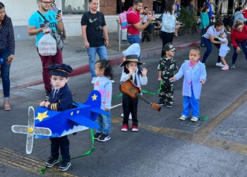 REALIZAN NIÑAS Y NIÑOS DEL CENDI TIERRA Y LIBERTAD DE LA PAZ DESFILE REVOLUCIONARIO