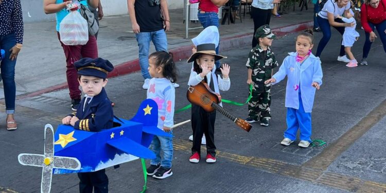 REALIZAN NIÑAS Y NIÑOS DEL CENDI TIERRA Y LIBERTAD DE LA PAZ DESFILE REVOLUCIONARIO