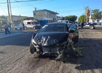 Aparatoso accidente en 5 de Mayo y Altamirano en La Paz Baja California Sur una mujer queda dentro del automóvil rojo ya que la puerta no puede abrir ella se encuentra bien, deshaciendo el peritaje para deslindar responsabilidades al parecer alguien se pasó el alto