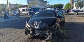 Aparatoso accidente en 5 de Mayo y Altamirano en La Paz Baja California Sur una mujer queda dentro del automóvil rojo ya que la puerta no puede abrir ella se encuentra bien, deshaciendo el peritaje para deslindar responsabilidades al parecer alguien se pasó el alto