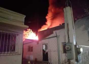 Alrededor de las 00:24hrs de este jueves se registró un incendio de una carpintería en las calles Ocampo y Altamirano en la colonia Centro.