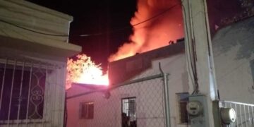 Alrededor de las 00:24hrs de este jueves se registró un incendio de una carpintería en las calles Ocampo y Altamirano en la colonia Centro.