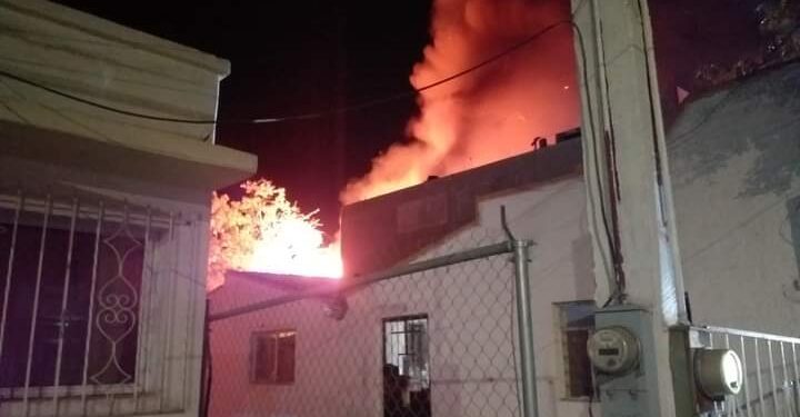 Alrededor de las 00:24hrs de este jueves se registró un incendio de una carpintería en las calles Ocampo y Altamirano en la colonia Centro.