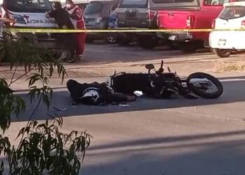 MUERE MOTOCICLISTA EN LA PAZ TRAS CHOQUE CONTRA UN CAMION.