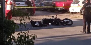 MUERE MOTOCICLISTA EN LA PAZ TRAS CHOQUE CONTRA UN CAMION.