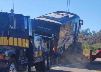 Camión se salió de la carretera en #LosCabos