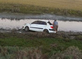.Conductor en Gro Negro terminó en las frías aguas de las marismas camino a la Isla..Comentan que se trató de una volcadura se dice extraoficialmente que los hechos fueron por excesos de velocidad y falta de precaución al manejar..