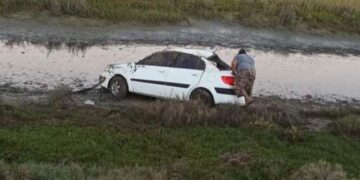 .Conductor en Gro Negro terminó en las frías aguas de las marismas camino a la Isla..Comentan que se trató de una volcadura se dice extraoficialmente que los hechos fueron por excesos de velocidad y falta de precaución al manejar..
