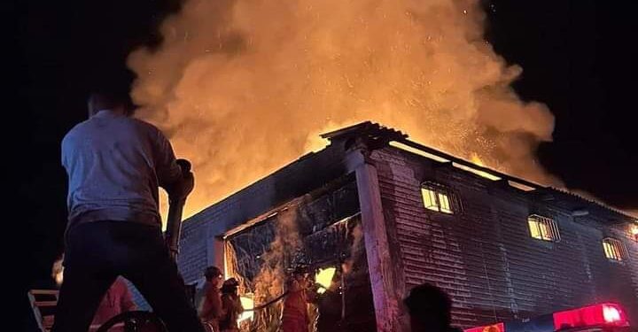 El Heroico cuerpo de bomberos de Mulegé logró de manera efectiva el control total del incendio registrado anoche en la carpintería Franco ubicada en el centro de la población de H. Mulegé… El siniestro no pasó a mayores, sólo pérdidas materiales