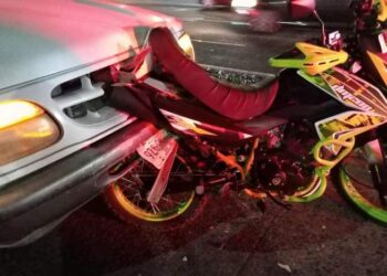 Motocicleta quedó incrustada en una Explorer; nadie resultó lesionado.