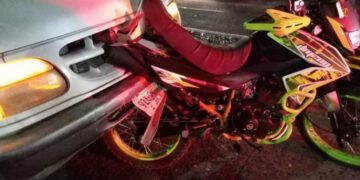 Motocicleta quedó incrustada en una Explorer; nadie resultó lesionado.