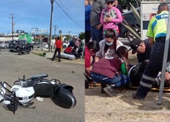 Masculino salió disparado de su moto tras choque contra un vehículo; fue trasladado al IMSS
