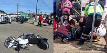 Masculino salió disparado de su moto tras choque contra un vehículo; fue trasladado al IMSS