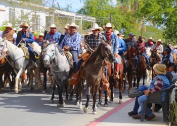 Cabalgata y devoción, tradición que nos une en Los Cabos’’: alcalde Oscar Leggs Castro