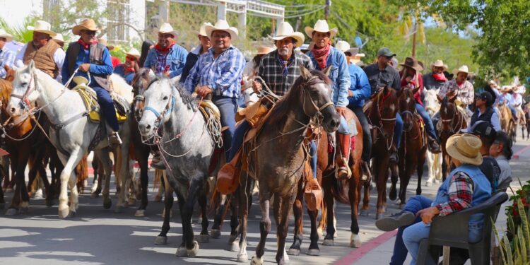 Cabalgata y devoción, tradición que nos une en Los Cabos’’: alcalde Oscar Leggs Castro