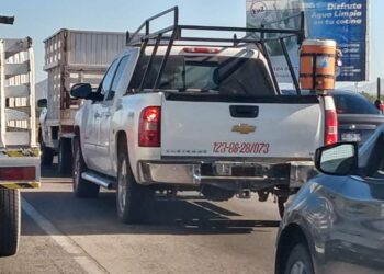 MIENTRAS QUE LA ALCALDESA DE LA PAZ SE ESFUERZA POR CUIDAR Y ADQUIRIR AUTOS NUEVOS PARA UN BUEN FUNCIONAMIENTO OPERATIVOS, CONDUCTOR DEL #OOMSAPAS LA PAZ NO LE IMPORTA EL ESFUERZO QUE SE HACE.