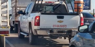 MIENTRAS QUE LA ALCALDESA DE LA PAZ SE ESFUERZA POR CUIDAR Y ADQUIRIR AUTOS NUEVOS PARA UN BUEN FUNCIONAMIENTO OPERATIVOS, CONDUCTOR DEL #OOMSAPAS LA PAZ NO LE IMPORTA EL ESFUERZO QUE SE HACE.