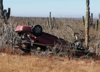 Volcadura en el kilómetro 80 carretera transpeninsular La Paz Ciudad Constitución a y dejaron el vehículo abandonado no se encontró a persona alguna