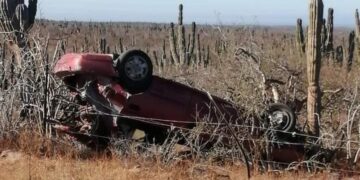 Volcadura en el kilómetro 80 carretera transpeninsular La Paz Ciudad Constitución a y dejaron el vehículo abandonado no se encontró a persona alguna